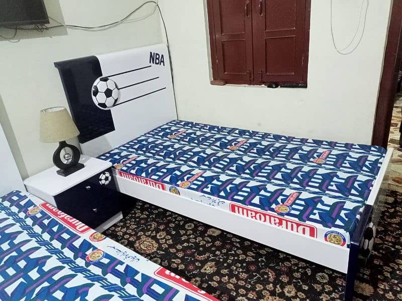 2 single beds with 2 side tables with 2 mattresess and lamps 2