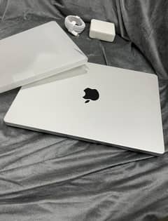 Apple Mack book proM2 max 32 GB ram 1tb ssd