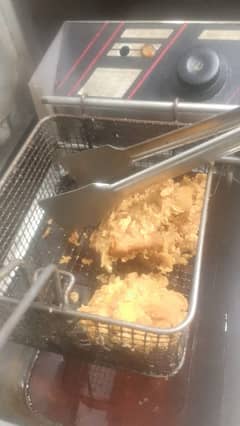 fastfood chef ki zrort hai counter py