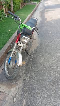 dhoom bike hai aik hand use hui hai achi hai jis ny b leni text kar le