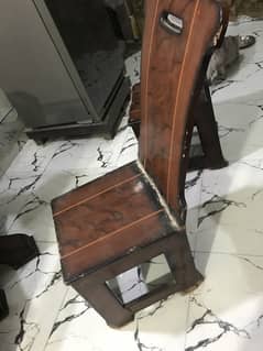 4 chair dinning table just 1 chair damage