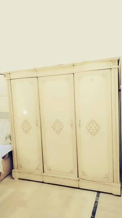 3 doors almari large size in good condition no maintainance needs. . .