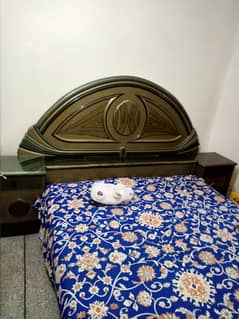 sellnig Bed,side tables,dressing table set almost in new condition
