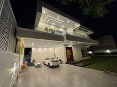32 MARLA BRAND NEW LUXURIOUS BUNGALOW FOR SALE AT TOP LOCATION