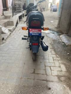 zero bike ha bilkul 1st owner ha ak scratch bi nhi ha