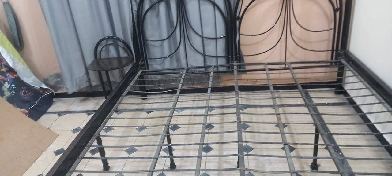Iron Bed  with one mirror and two site tables in very good condition 6