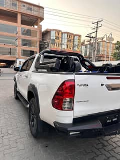 Toyota Hilux Revo V