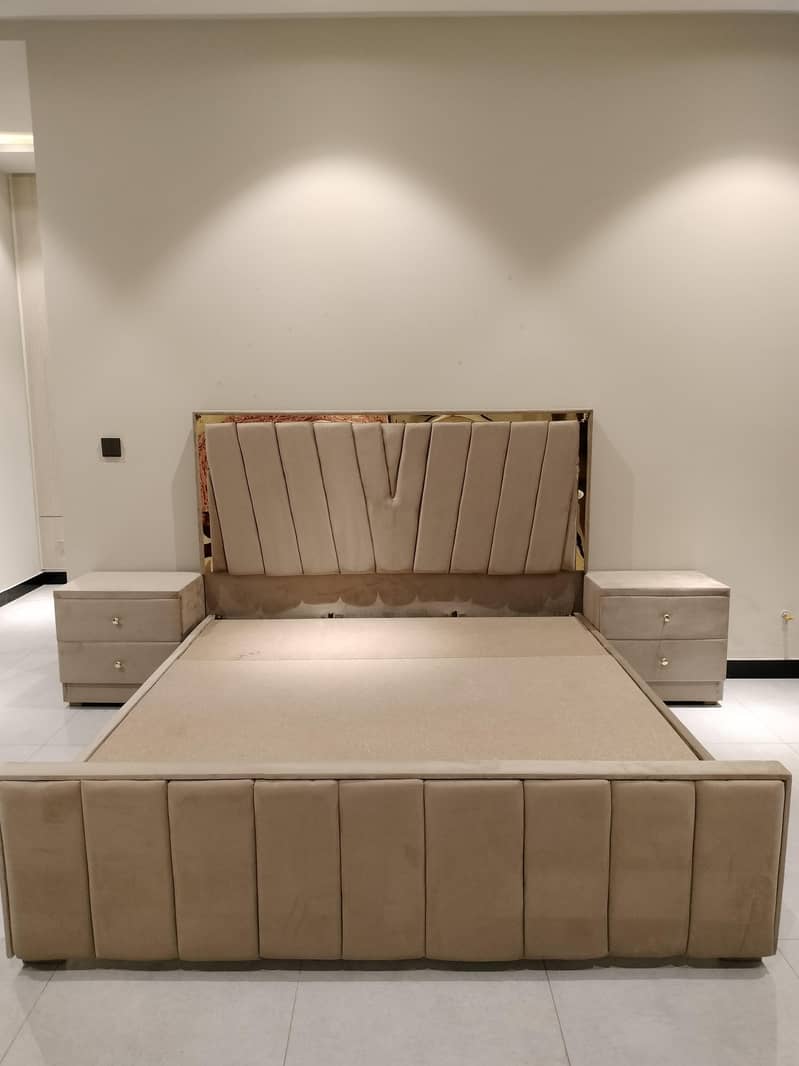 Bed set with 2 side tables and Dressing table. 0