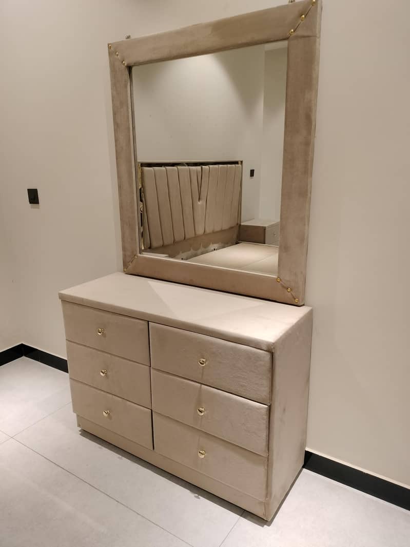 Bed set with 2 side tables and Dressing table. 1