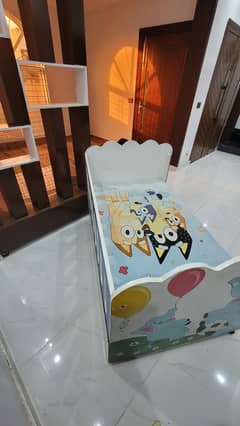 wooden baby cot, moving baby wooden cot, small bed with tyres