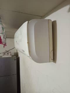 hair ac 1 ton DC inviter 6 month used original gas collong A one