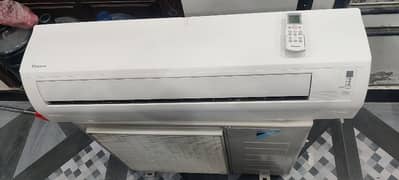 Daikin 1.5 Ton R10 gas