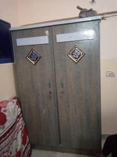 CONDITION OK HAI FURNITURE LIYA HAI IS WAJA SE SELL KARHA HAIN