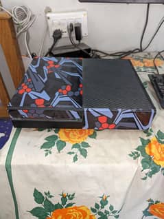 Xbox one 500 gb with one wireless controller and Cables