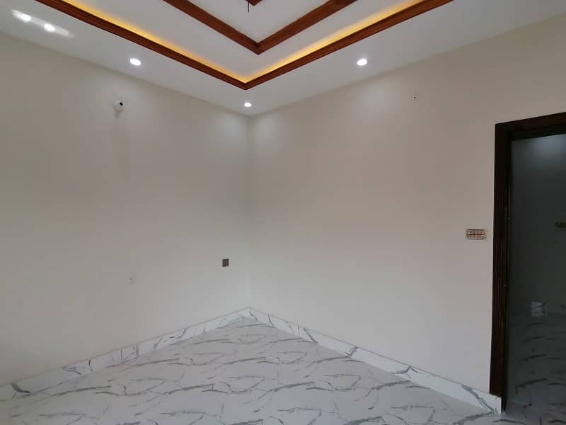 Gulshan-e-Ravi - Block E Upper Portion Sized 10 Marla 2