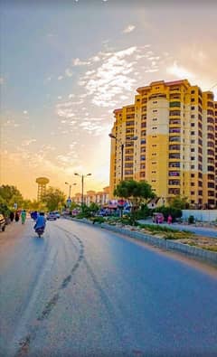 Flat For Sale 4 Bed DD With Servant Quarter Location: Bismillah Tower, Block 10, Gulistan-E-Johar