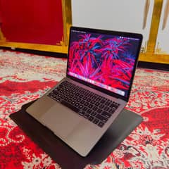 MacBook pro 2017 13.3 inch core i5 8GB ram 256GB ssd 1.5GB graphics