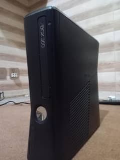 xbox 360 slim & 2 original Controller 100 games