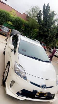 Toyota Prius pearl white full option