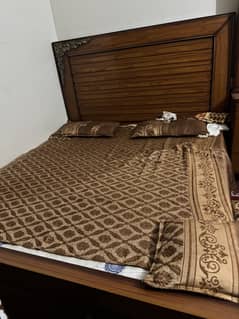 Bulkul saaf bed hai sth mai singermaiz or almari ha 2 khany wali