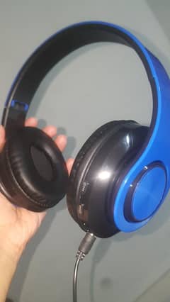 Noise cancelling microphones