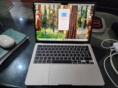 MacBook M3 13 inch 2024