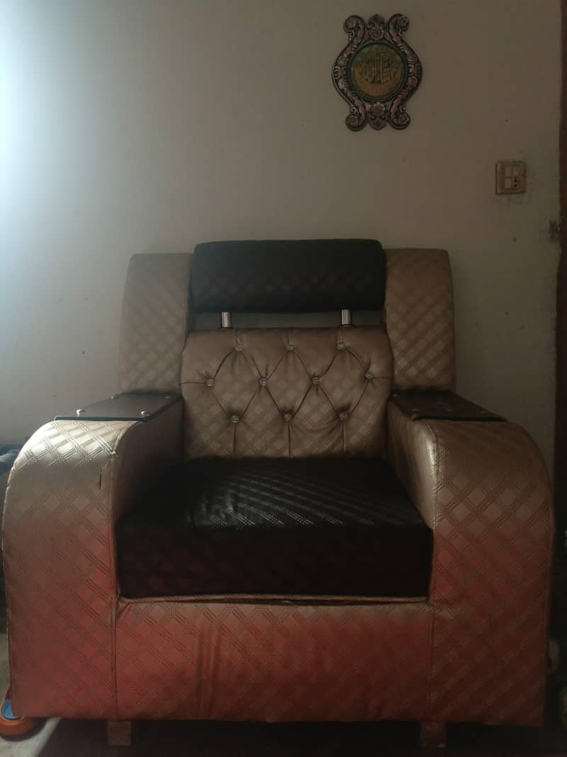 3 pcs Sofa Set with Table Selling Urgently in Pure and Best Condition 1