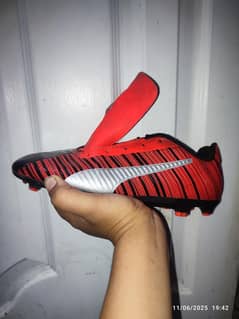 Puma One 5.4 FG/AG football boots, designed for youth players.