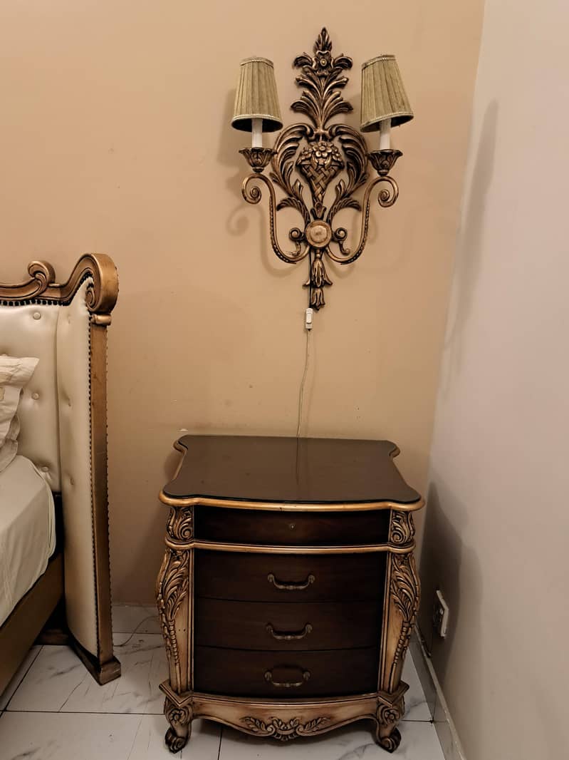 King Size bed set with 2 side tables and a dressing table 7