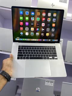 MacBook pro 2O19 16" (core i7-32-1OOOGB)(4gb dedicated Graphics card)