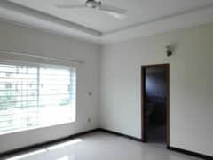 Prime Location Lower Portion Of 1 Kanal For rent In Gulraiz Housing Society Phase 2