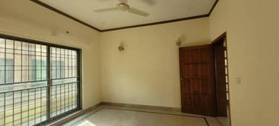 Spacious 1 Kanal Upper Portion for Rent in DHA Phase 4 Prime Location!