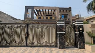 10 MARLA PLAZA FOR RENT IN MODEL TOWN
