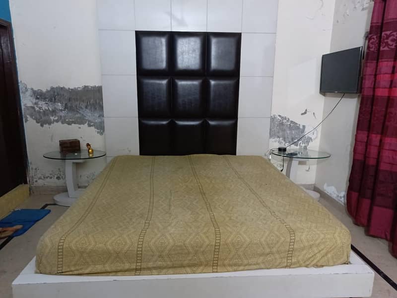 double bed with side table and devider 0