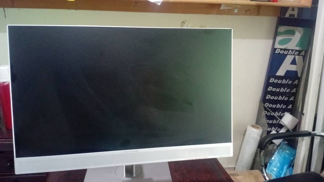 The HP EliteOne 800 G4 All in one computer Boderless display 24 inchs 0
