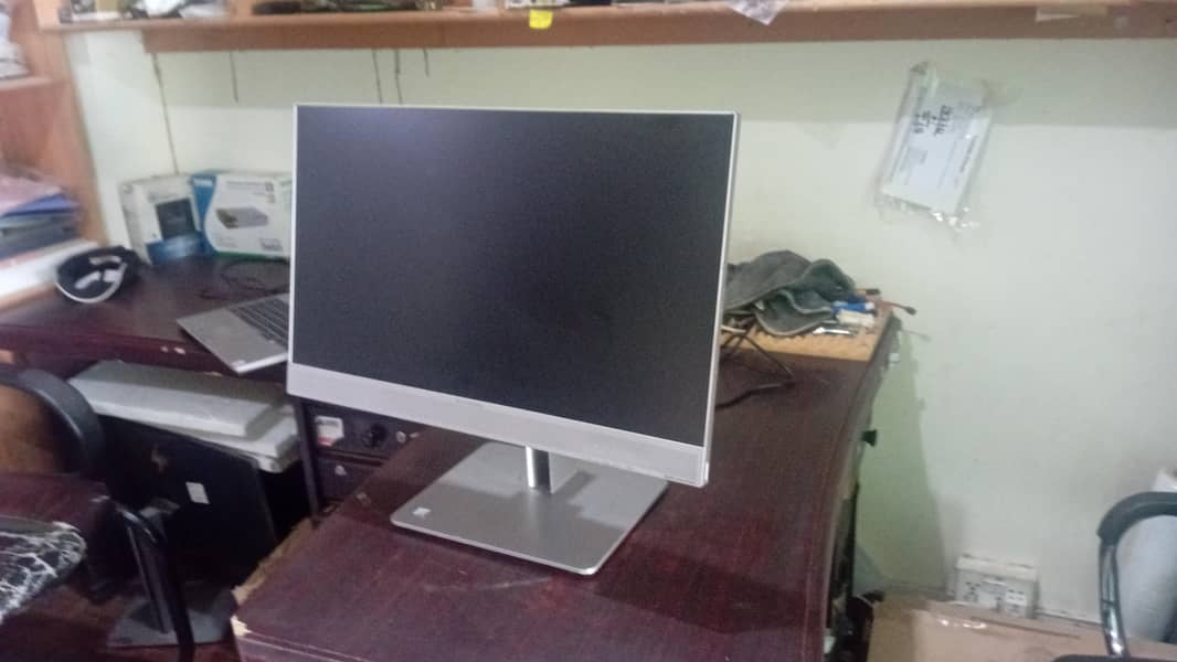 The HP EliteOne 800 G4 All in one computer Boderless display 24 inchs 4