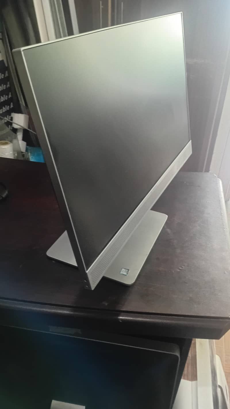 The HP EliteOne 800 G4 All in one computer Boderless display 24 inchs 6