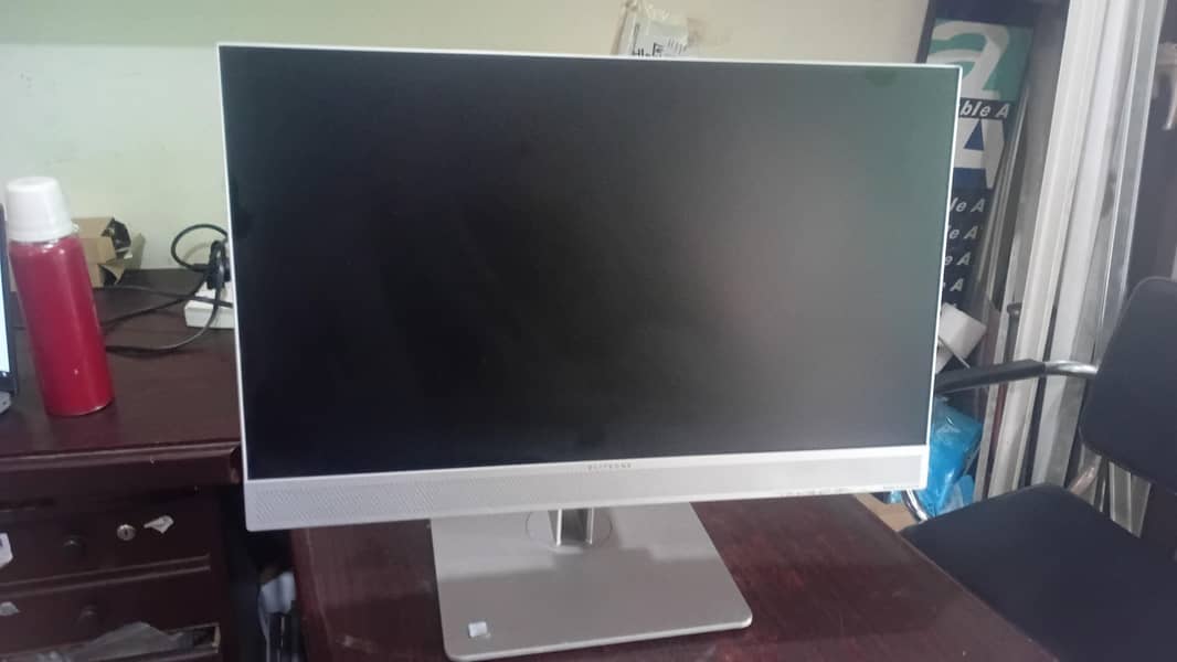 The HP EliteOne 800 G4 All in one computer Boderless display 24 inchs 7
