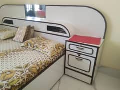 Bed Set With Good Condition and Side Drawers