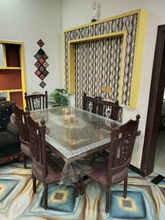 Elegant Dining Table for Sale – Excellent Condition