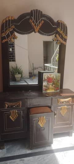 Dressing Table neat and clean scratch less