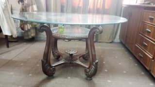 Round Dinning table _ stylish and sturdy _great condition