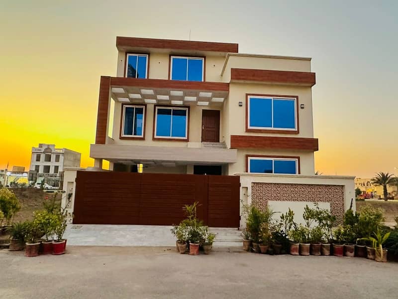 10 MARLA PLOT ON PRIME LOCATION 4