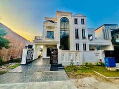 "Elegant 10 Marla House For Sale: Luxury Living Awaits!"