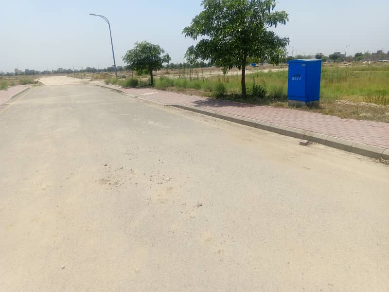 20 Marla plot fo sale in NFC 1 good location near park marked for sale plot 4