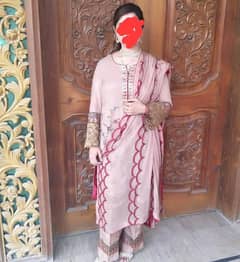 Beautiful chiffon dress in new condition medium size branded dress