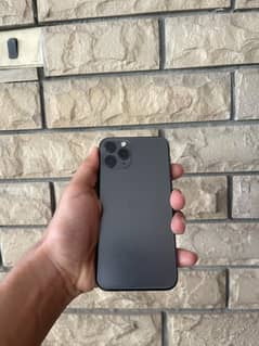 I am selling iPhone 11 pro pta approved(2)