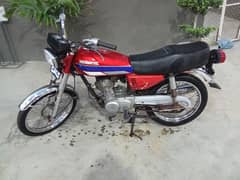 I'm selling my bike Honda 125 totally original condition 03253785445