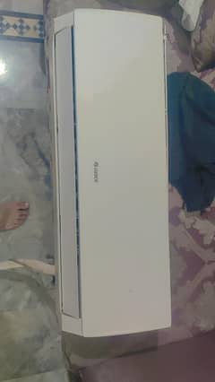 Gree 1ton Ac Dc inverter pular series in best condition used 2year
