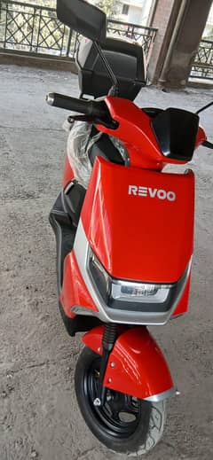 Revoo electric scooty like new